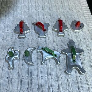 8 Vtg tin cookie cutters Green red handles Gingerbread man/horse/moon/chicken